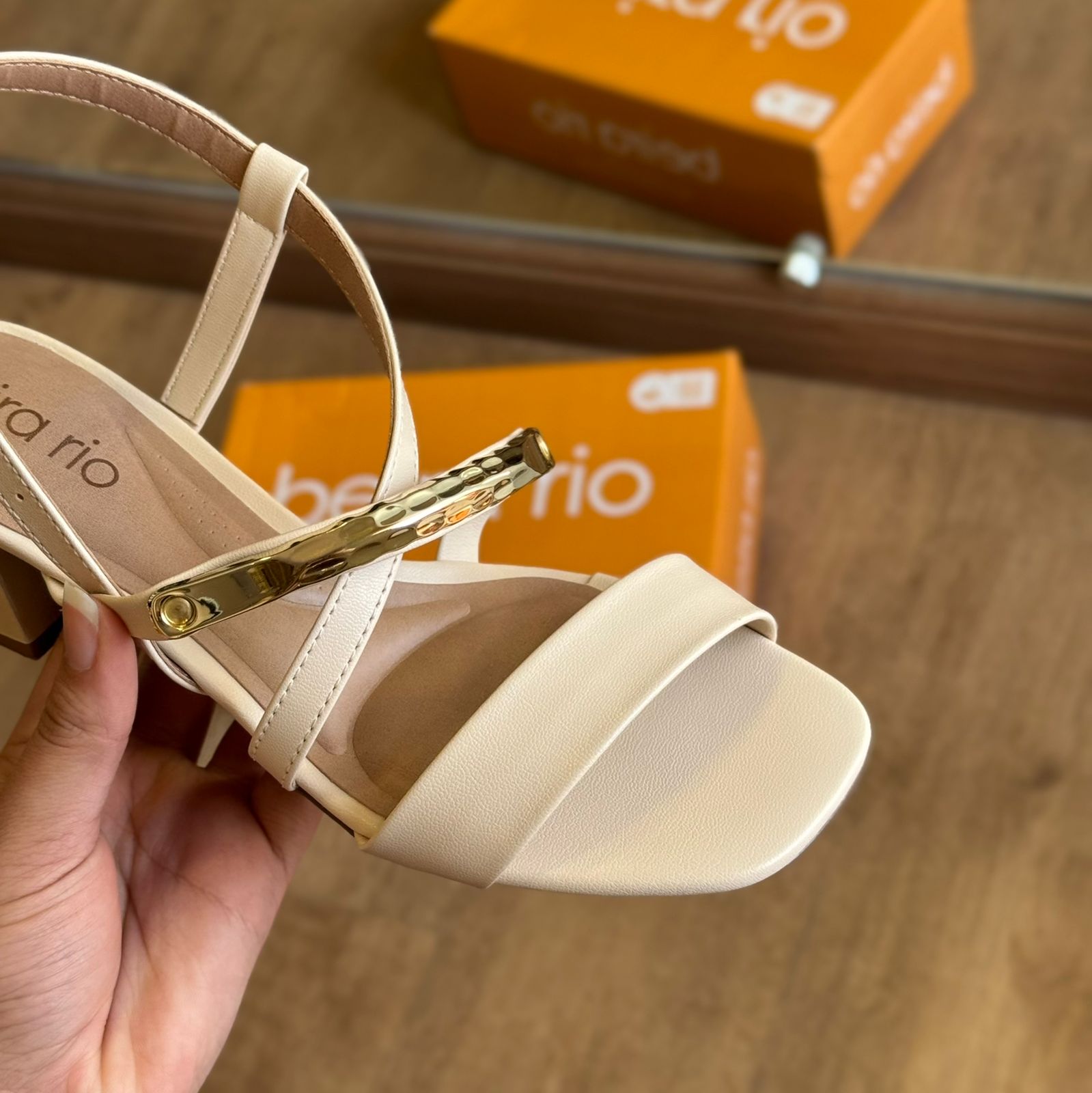 Sandália Beira Rio Salto Bloco Tiras com Detalhe Dourado 8423.236